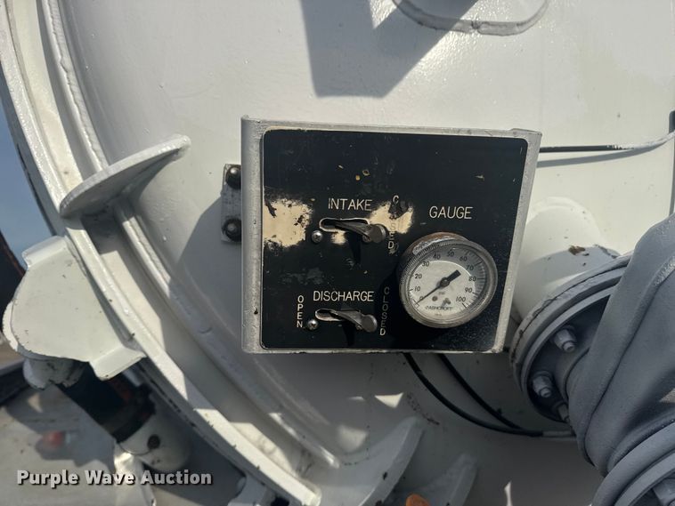 image for item NU9569 2012 Peterbilt 348 vacuum truck