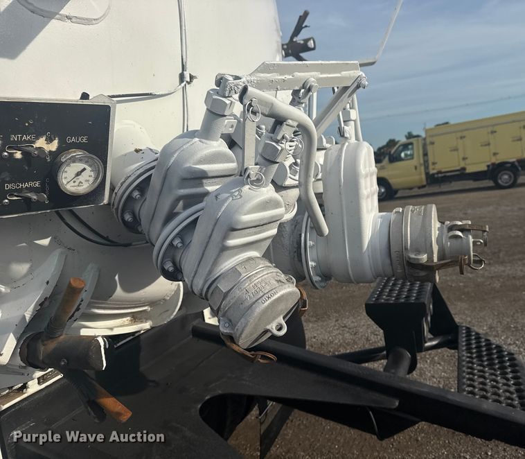 image for item NU9569 2012 Peterbilt 348 vacuum truck