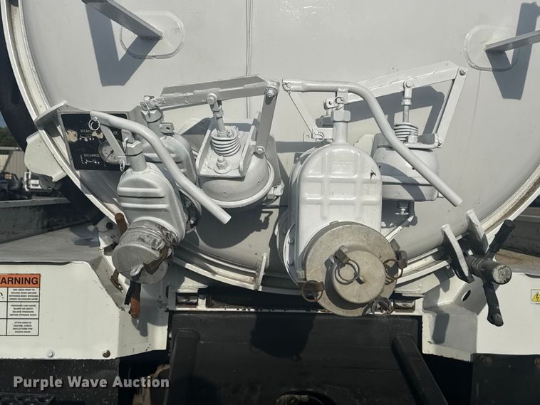 image for item NU9569 2012 Peterbilt 348 vacuum truck