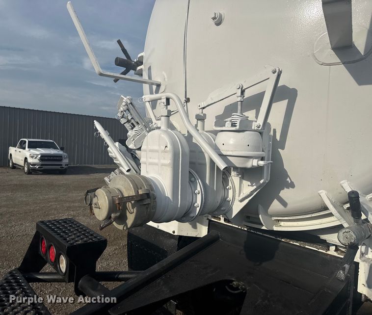 image for item NU9569 2012 Peterbilt 348 vacuum truck