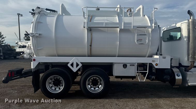 image for item NU9569 2012 Peterbilt 348 vacuum truck