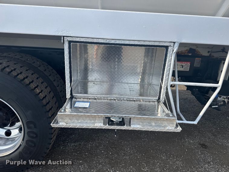 image for item NU9569 2012 Peterbilt 348 vacuum truck