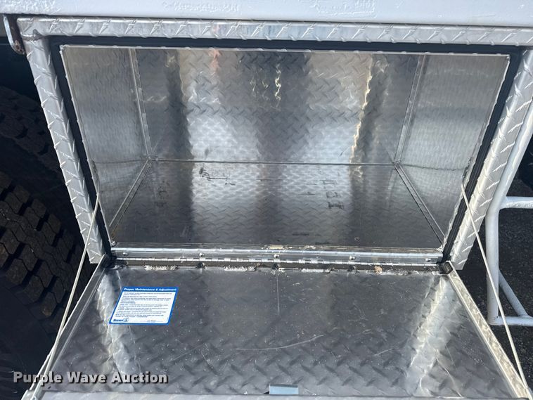 image for item NU9569 2012 Peterbilt 348 vacuum truck