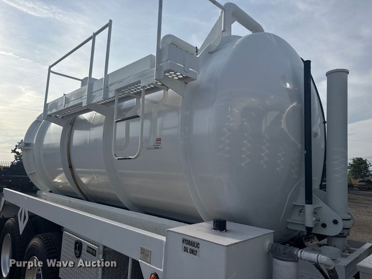 image for item NU9569 2012 Peterbilt 348 vacuum truck