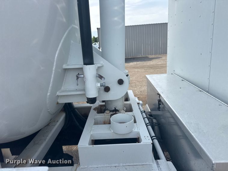 image for item NU9569 2012 Peterbilt 348 vacuum truck