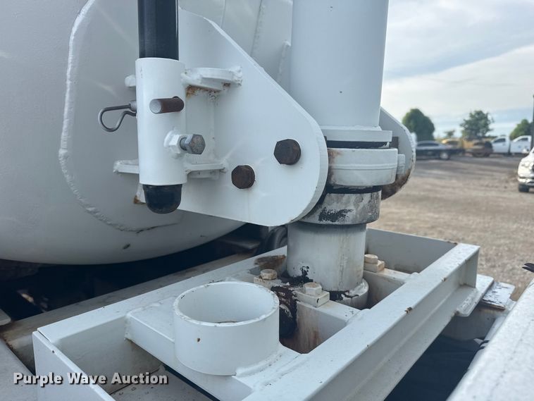 image for item NU9569 2012 Peterbilt 348 vacuum truck