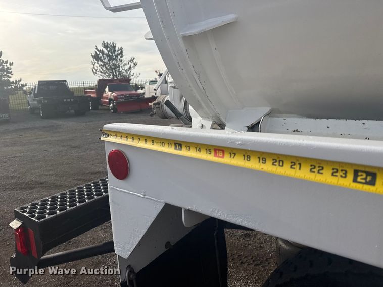 image for item NU9569 2012 Peterbilt 348 vacuum truck