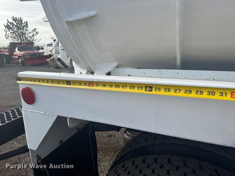 image for item NU9569 2012 Peterbilt 348 vacuum truck