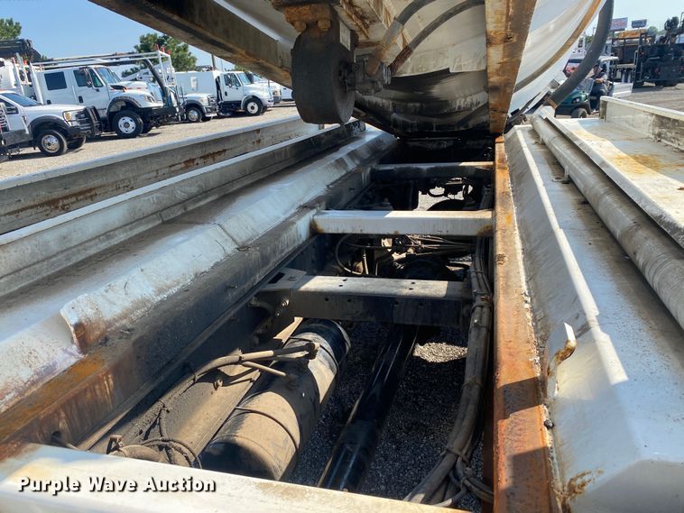 image for item NU9569 2012 Peterbilt 348 vacuum truck