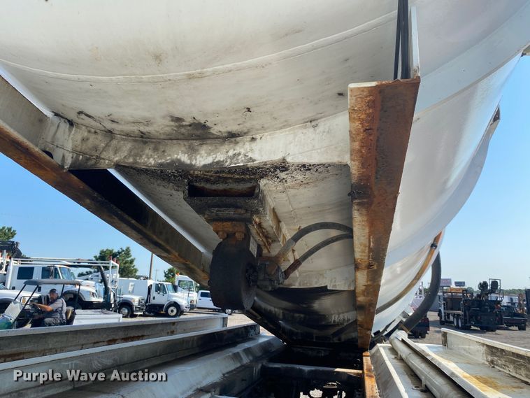 image for item NU9569 2012 Peterbilt 348 vacuum truck