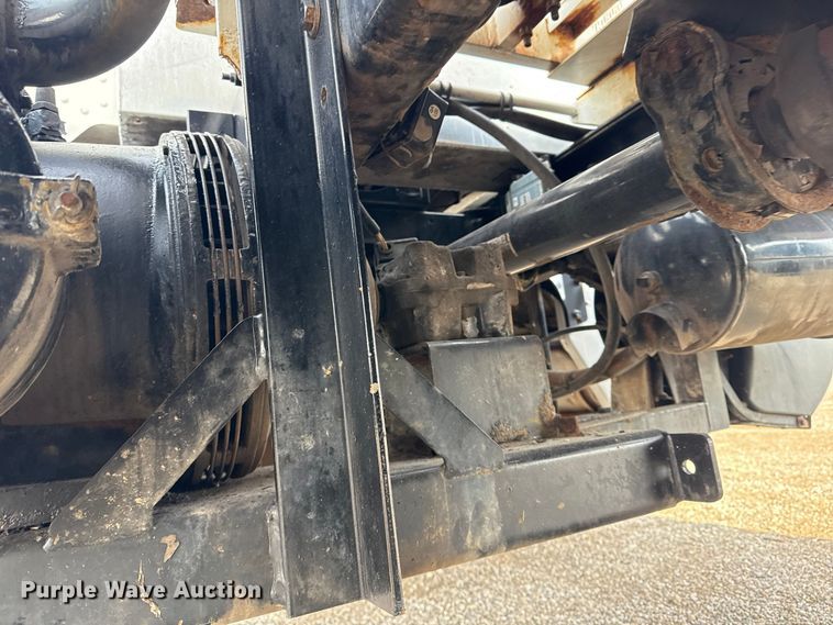 image for item NU9569 2012 Peterbilt 348 vacuum truck