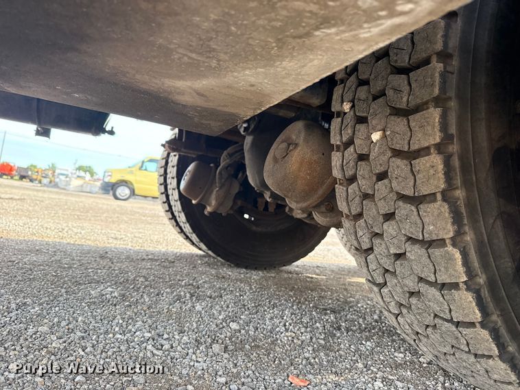 image for item NU9569 2012 Peterbilt 348 vacuum truck