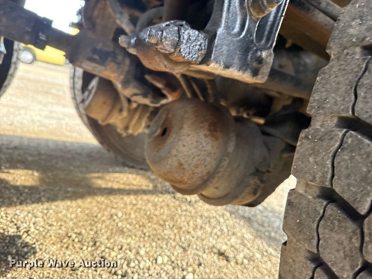 image for item NU9569 2012 Peterbilt 348 vacuum truck