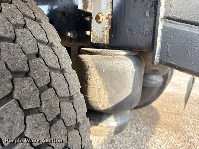 image for item NU9569 2012 Peterbilt 348 vacuum truck