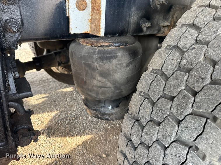 image for item NU9569 2012 Peterbilt 348 vacuum truck