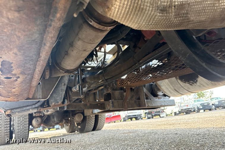 image for item NU9569 2012 Peterbilt 348 vacuum truck