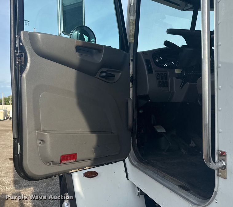 image for item NU9569 2012 Peterbilt 348 vacuum truck