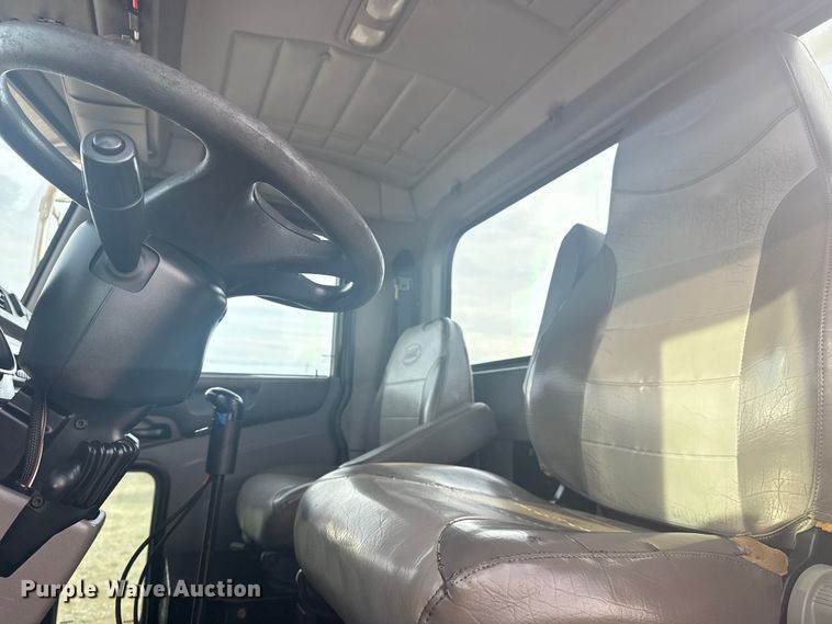 image for item NU9569 2012 Peterbilt 348 vacuum truck