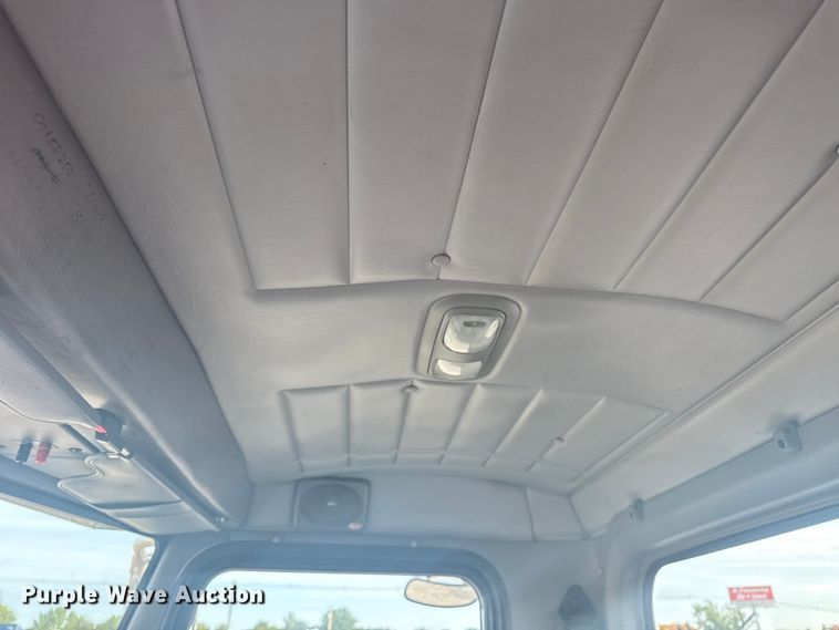 image for item NU9569 2012 Peterbilt 348 vacuum truck