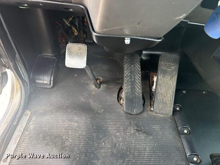 image for item NU9569 2012 Peterbilt 348 vacuum truck