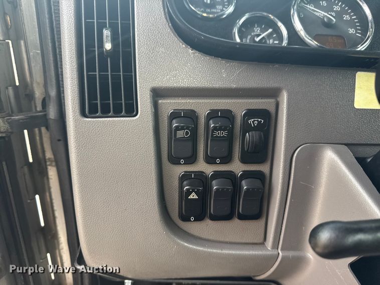 image for item NU9569 2012 Peterbilt 348 vacuum truck