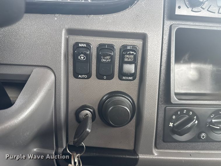 image for item NU9569 2012 Peterbilt 348 vacuum truck