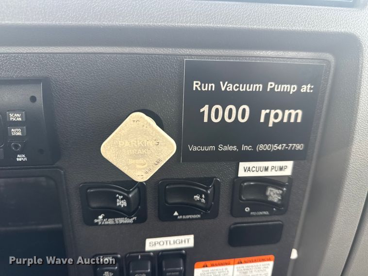 image for item NU9569 2012 Peterbilt 348 vacuum truck