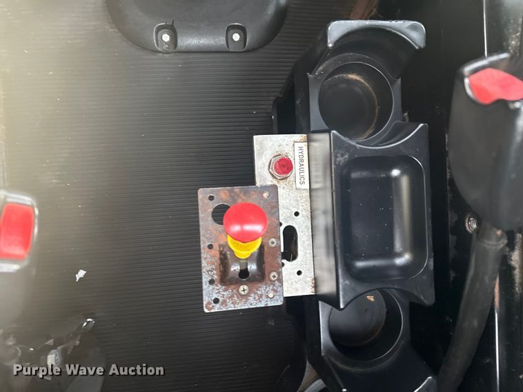 image for item NU9569 2012 Peterbilt 348 vacuum truck