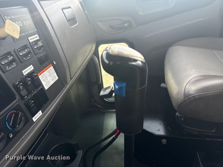 image for item NU9569 2012 Peterbilt 348 vacuum truck