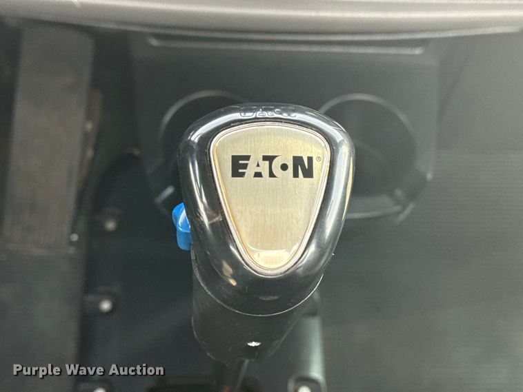 image for item NU9569 2012 Peterbilt 348 vacuum truck