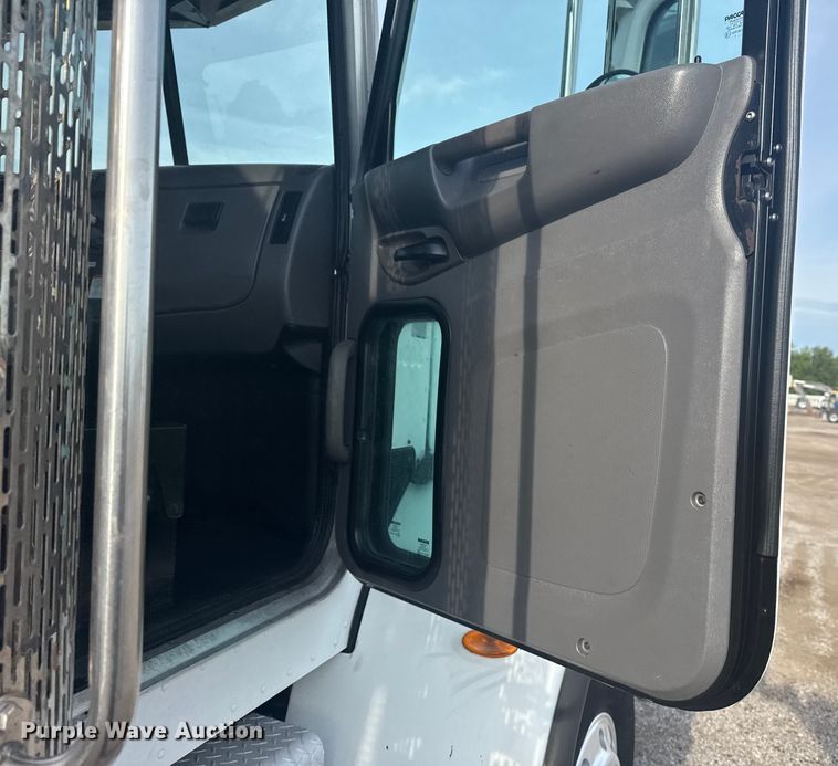 image for item NU9569 2012 Peterbilt 348 vacuum truck