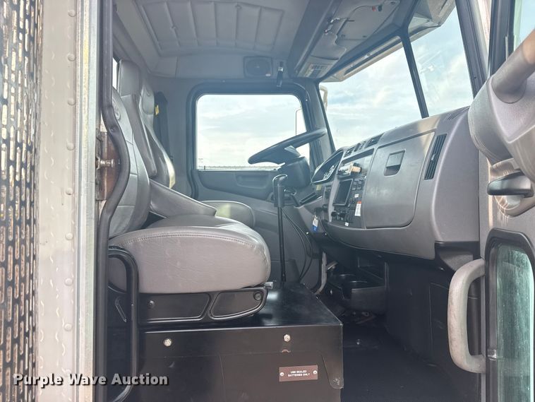 image for item NU9569 2012 Peterbilt 348 vacuum truck