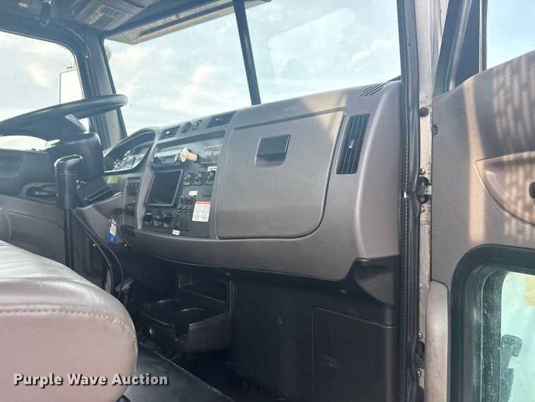 image for item NU9569 2012 Peterbilt 348 vacuum truck