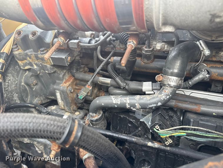 image for item NU9569 2012 Peterbilt 348 vacuum truck