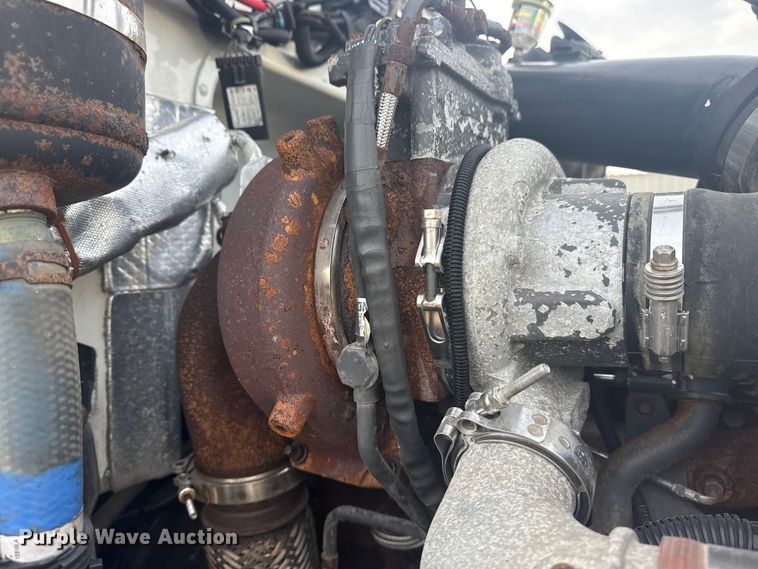 image for item NU9569 2012 Peterbilt 348 vacuum truck