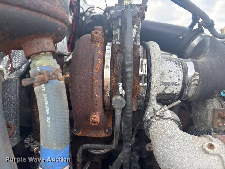 image for item NU9569 2012 Peterbilt 348 vacuum truck