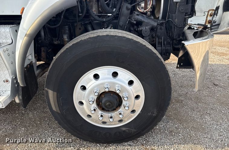 image for item NU9569 2012 Peterbilt 348 vacuum truck