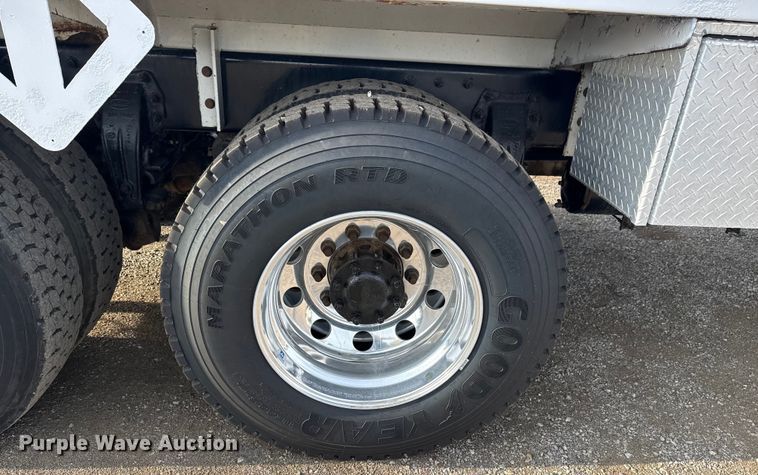 image for item NU9569 2012 Peterbilt 348 vacuum truck