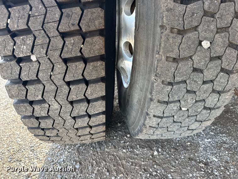 image for item NU9569 2012 Peterbilt 348 vacuum truck