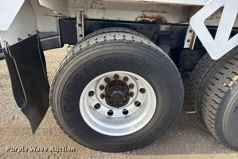 image for item NU9569 2012 Peterbilt 348 vacuum truck