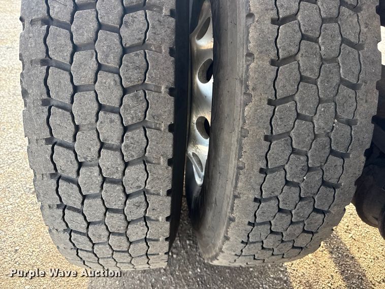 image for item NU9569 2012 Peterbilt 348 vacuum truck