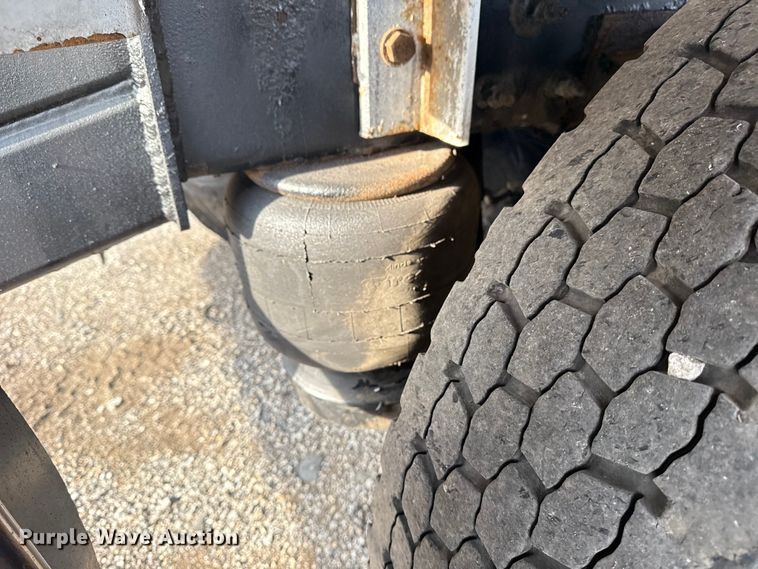 image for item NU9569 2012 Peterbilt 348 vacuum truck