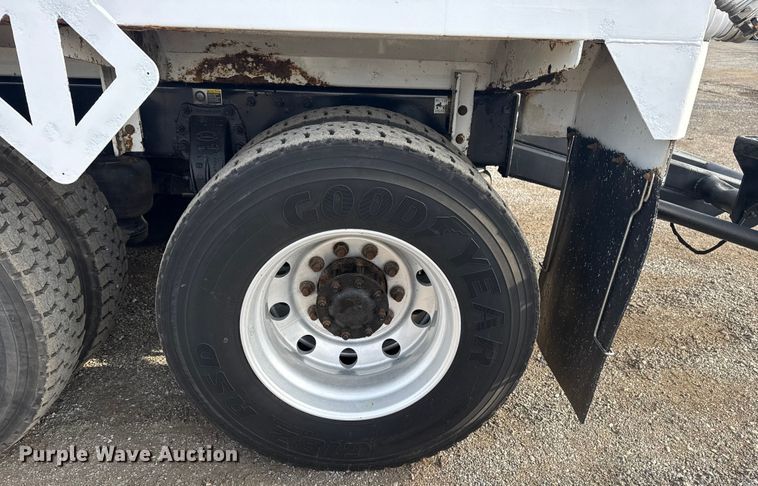 image for item NU9569 2012 Peterbilt 348 vacuum truck