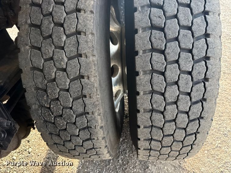 image for item NU9569 2012 Peterbilt 348 vacuum truck