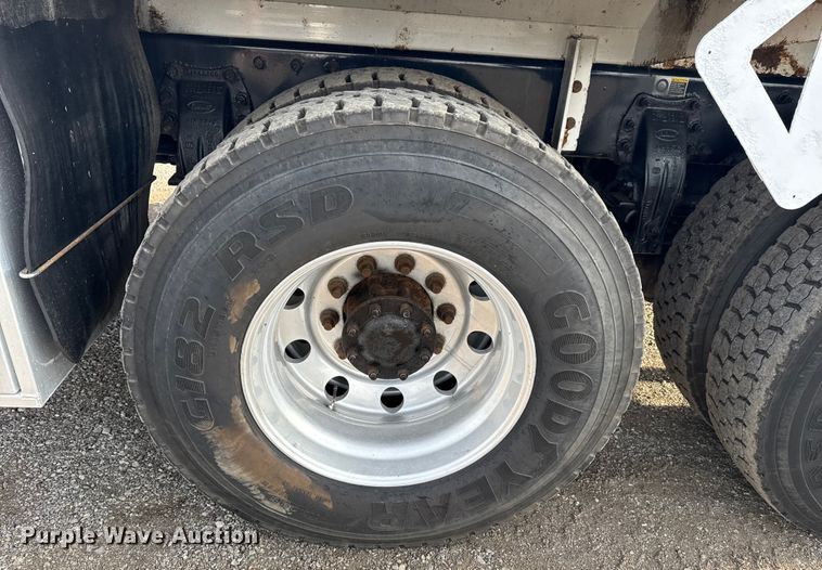 image for item NU9569 2012 Peterbilt 348 vacuum truck