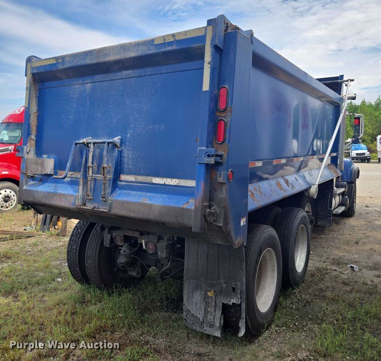 image for item YA0686 2005 Mack Granite CV713 dump truck