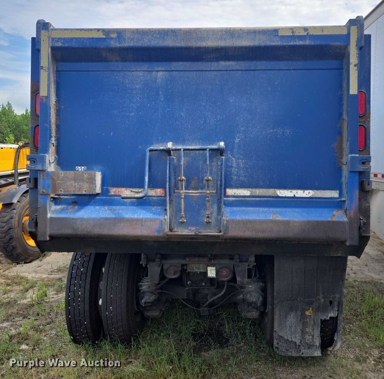 image for item YA0686 2005 Mack Granite CV713 dump truck