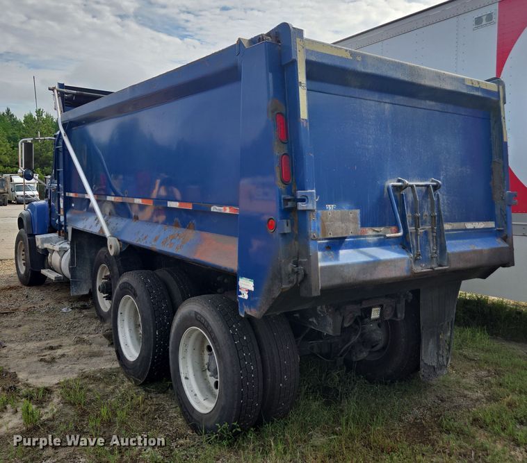 image for item YA0686 2005 Mack Granite CV713 dump truck