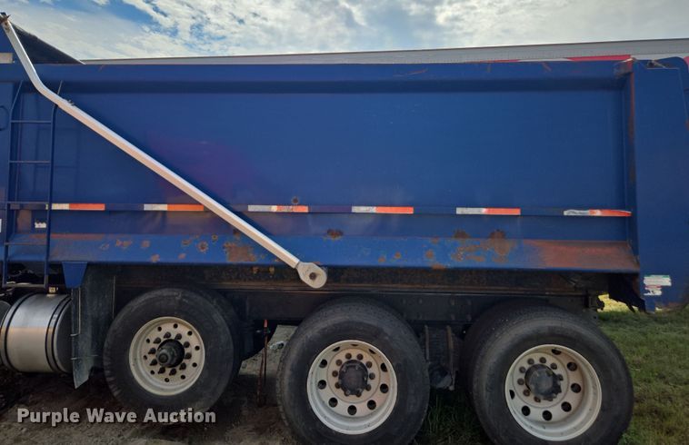 image for item YA0686 2005 Mack Granite CV713 dump truck