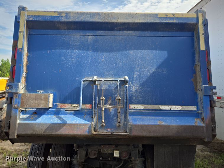 image for item YA0686 2005 Mack Granite CV713 dump truck